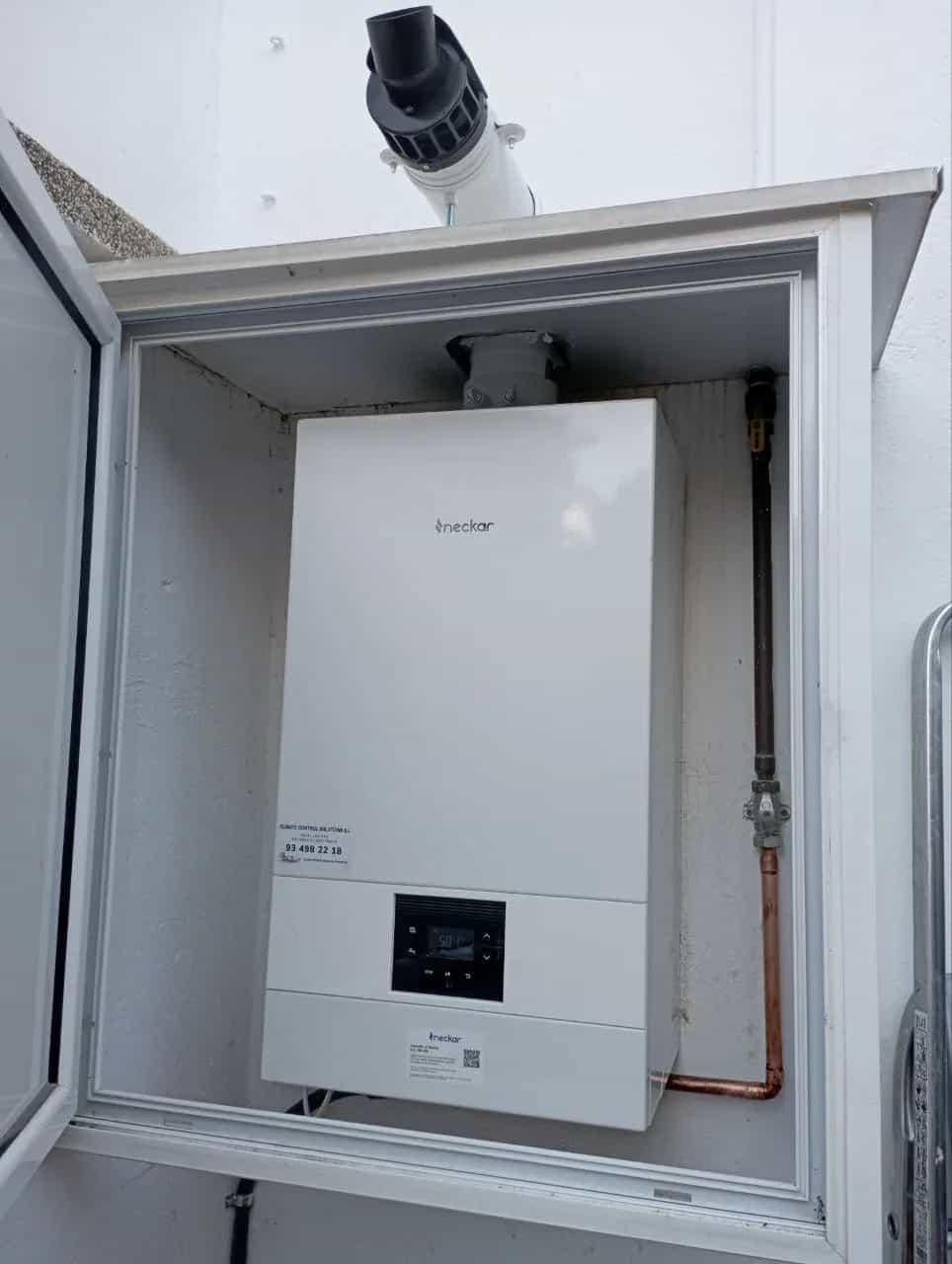 Caldera de condensación instalada en un armario técnico – trabajo real de Climate Control Solutions en Barcelona