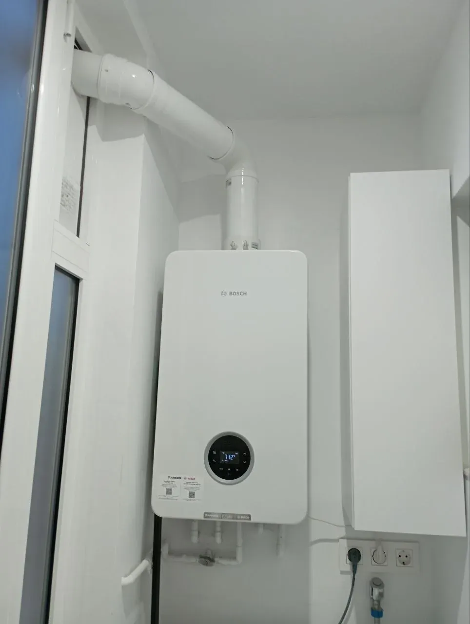 Caldera nueva instalada en lavadero junto a un armario – trabajo real de Climate Control Solutions en Barcelona