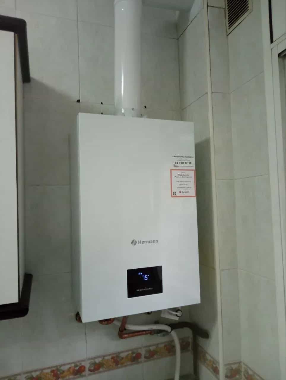 Caldera con pantalla digital instalada en cocina alicatada – trabajo real de Climate Control Solutions en Barcelona
