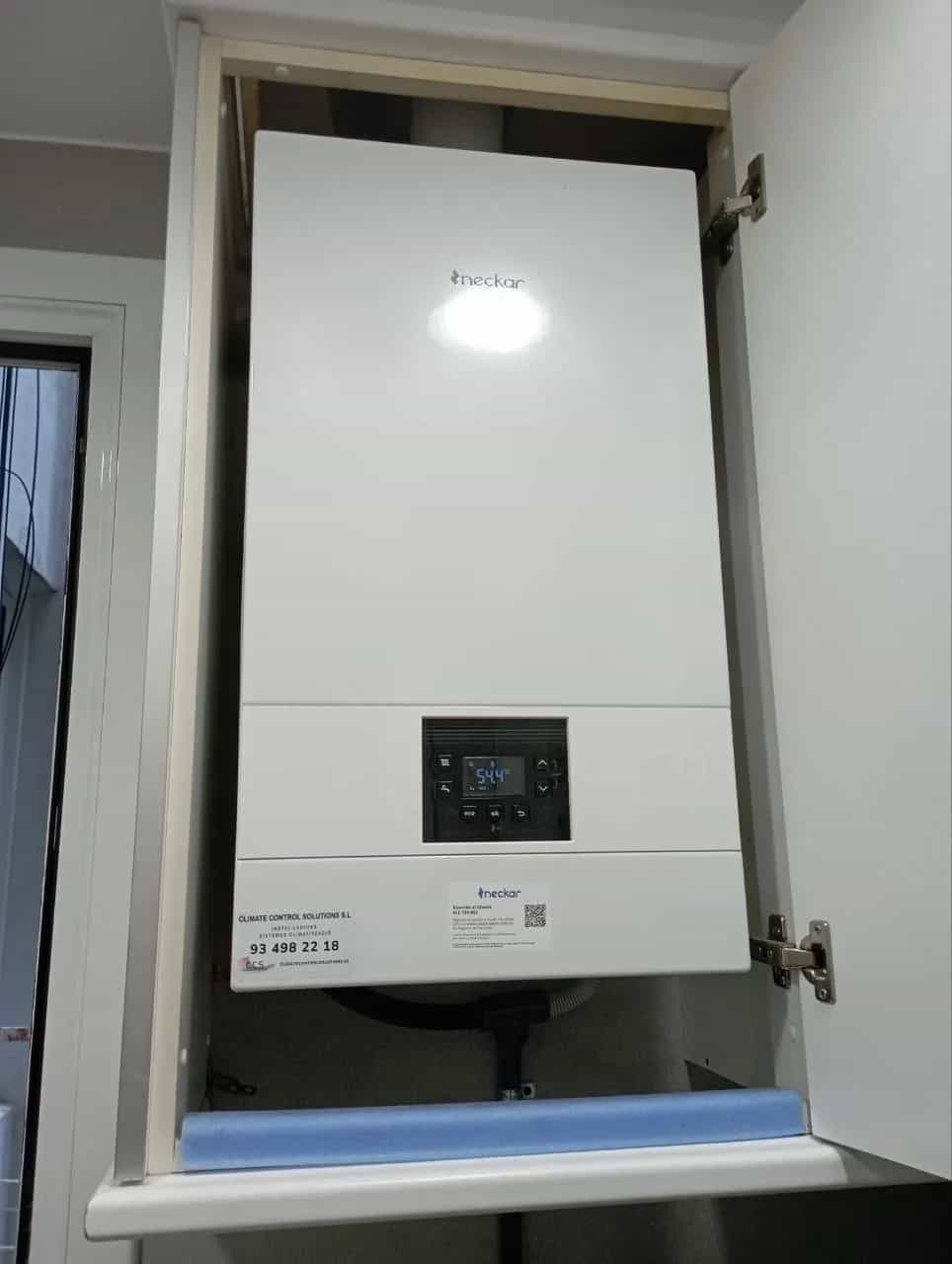 Caldera instalada en armario de cocina – trabajo real de Climate Control Solutions en Barcelona