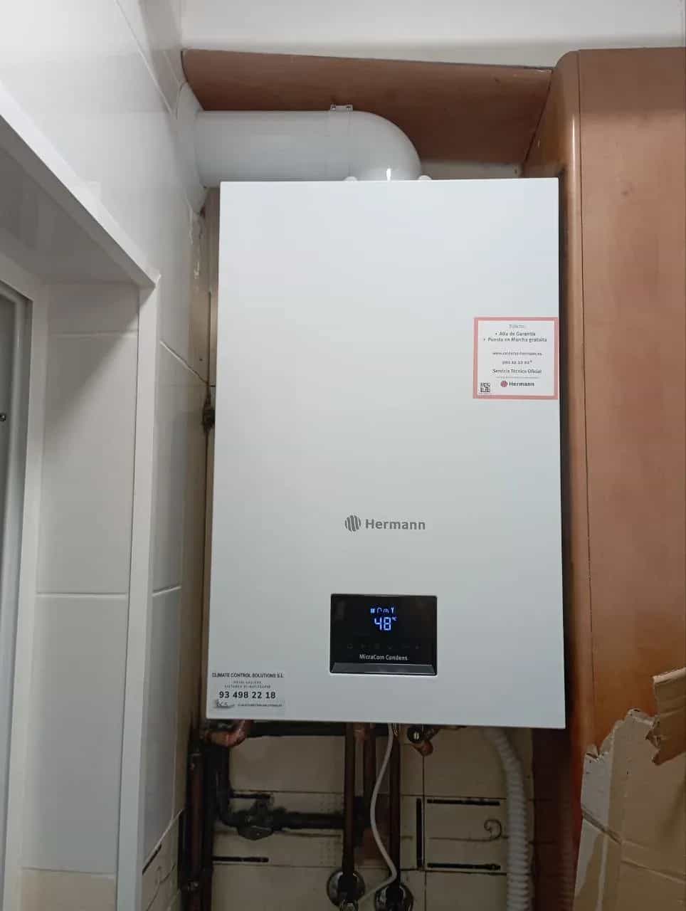 Caldera instalada en un hueco de pared con tubo de evacuación – trabajo real de Climate Control Solutions en Barcelona