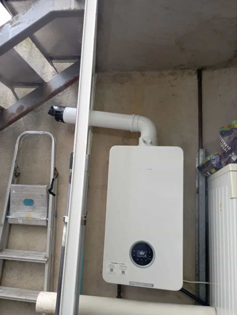 Caldera de condensación instalada junto a una escalera – trabajo real de Climate Control Solutions en Barcelona