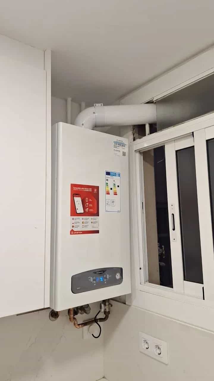 Caldera instalada en esquina junto a una ventana – trabajo real de Climate Control Solutions en Barcelona