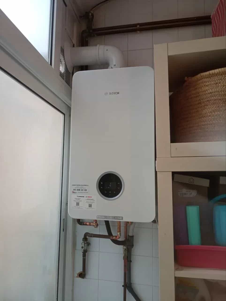 Caldera con mando circular instalada en galería – trabajo real de Climate Control Solutions en Barcelona