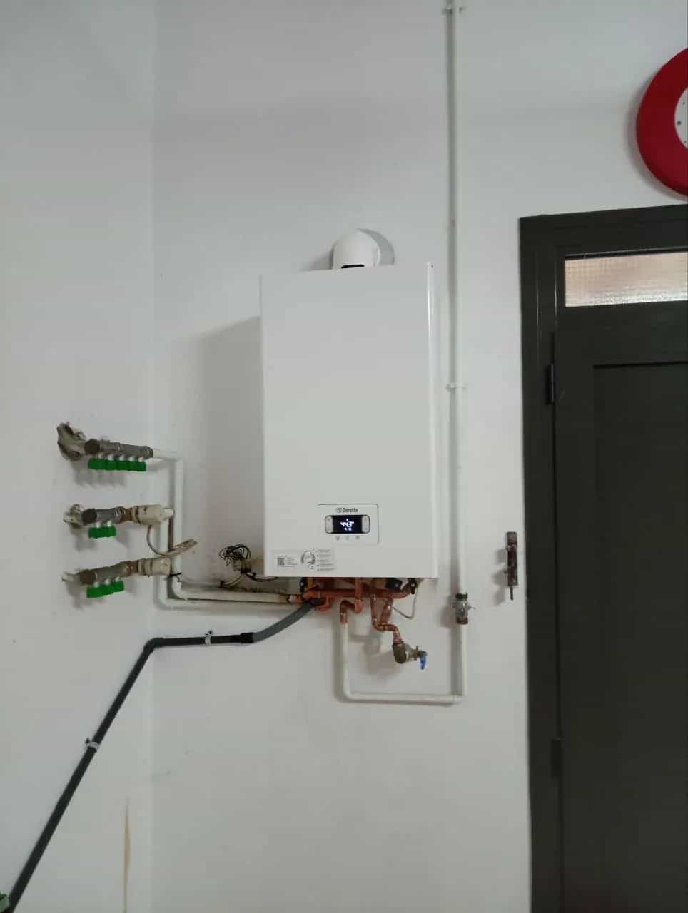 Caldera mural con llaves de corte instaladas – trabajo real de Climate Control Solutions en Barcelona