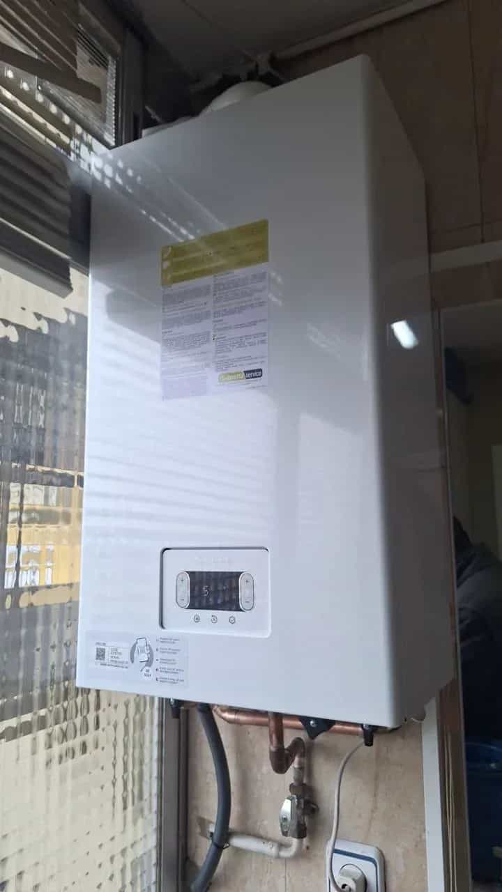 Caldera nueva con panel de control digital – trabajo real de Climate Control Solutions en Barcelona