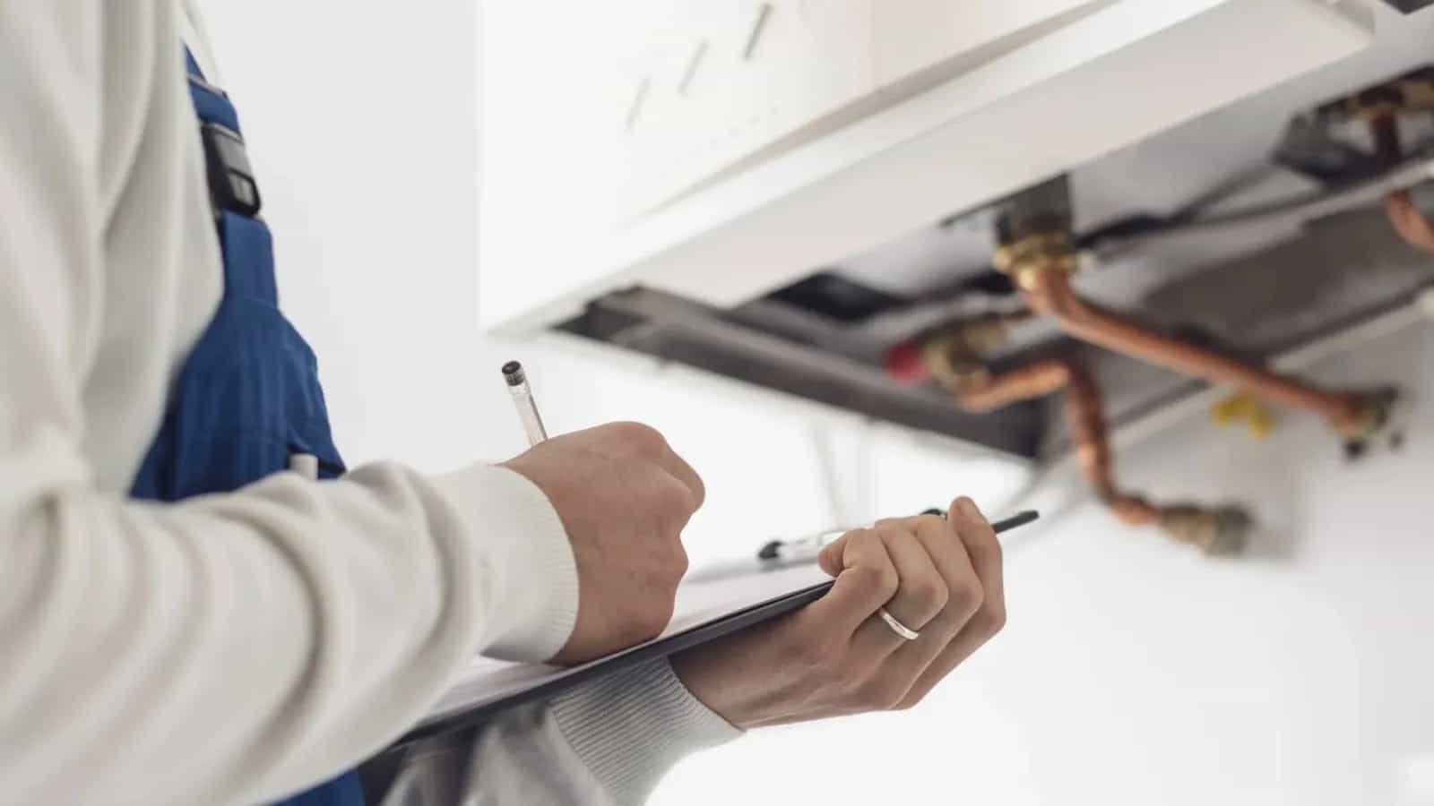 Técnico de Climate Control Solutions preparando el presupuesto de un cambio de caldera en Barcelona