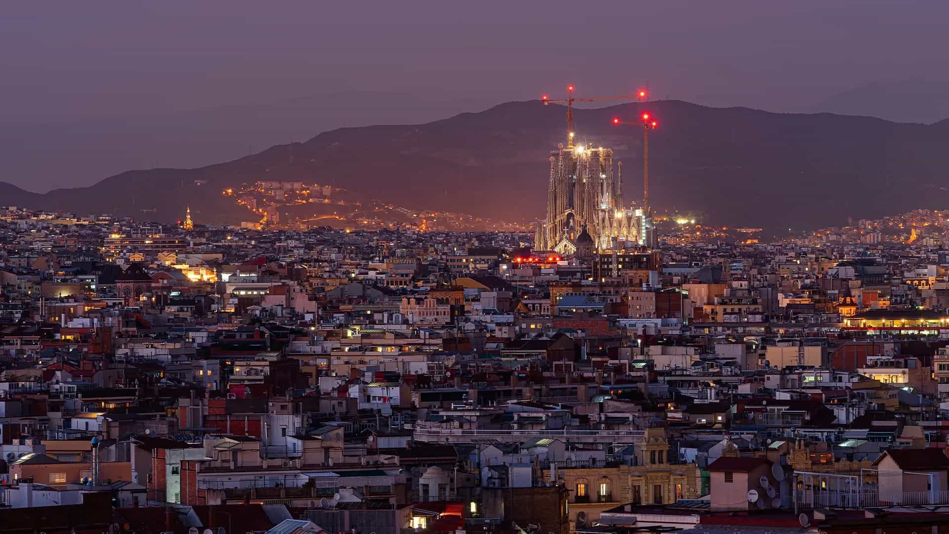 Vista nocturna de Barcelona con la Sagrada Família iluminada