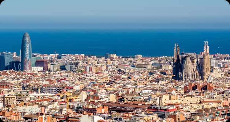 Vista de Barcelona con la Sagrada Família y la Torre Glòries junto al mar