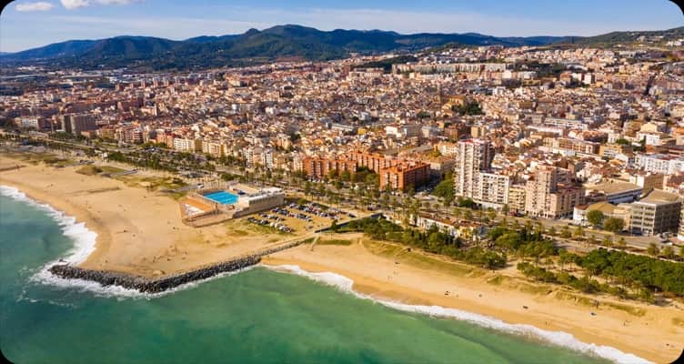 Vista aérea de la costa del Maresme con playa y ciudad