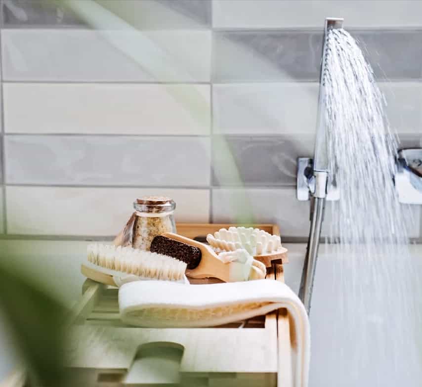 Ducha abierta con agua caliente en un baño