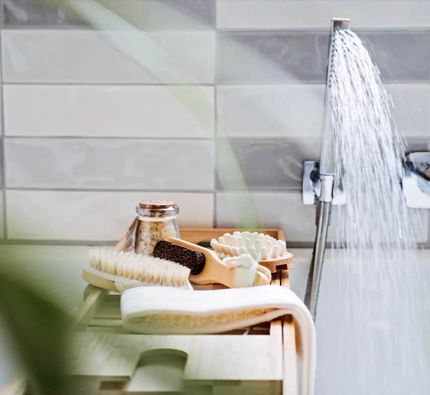 Ducha abierta con agua caliente en un baño