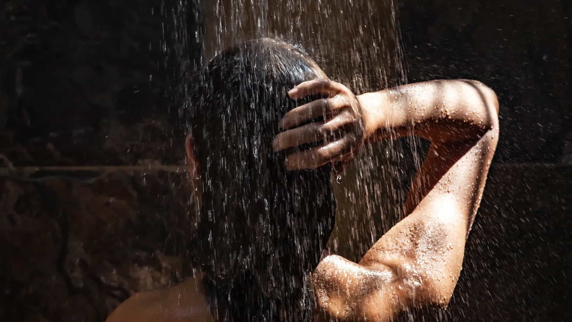 Persona duchándose con agua caliente