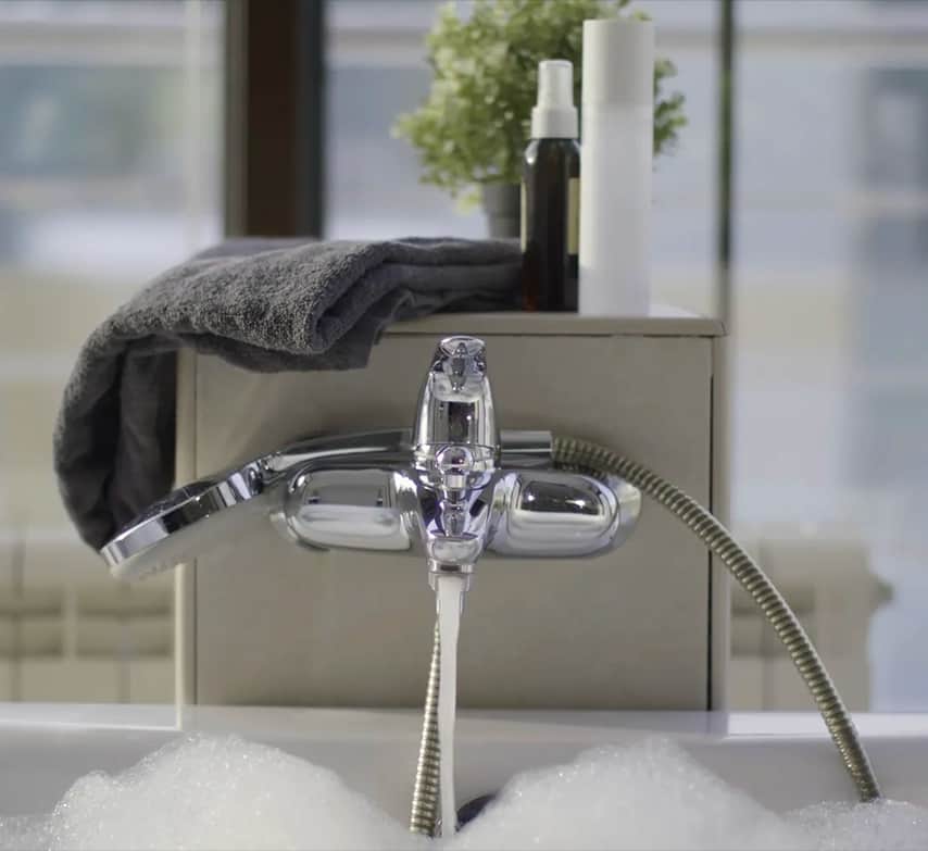 Grifo de bañera con agua caliente corriendo