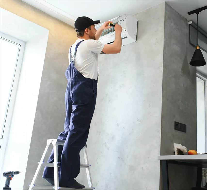 Técnico instalando la unidad interior de un aire acondicionado split