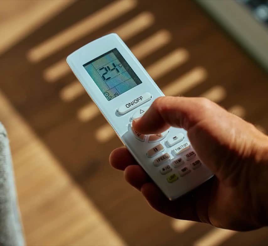 Mando del aire acondicionado marcando 24 grados