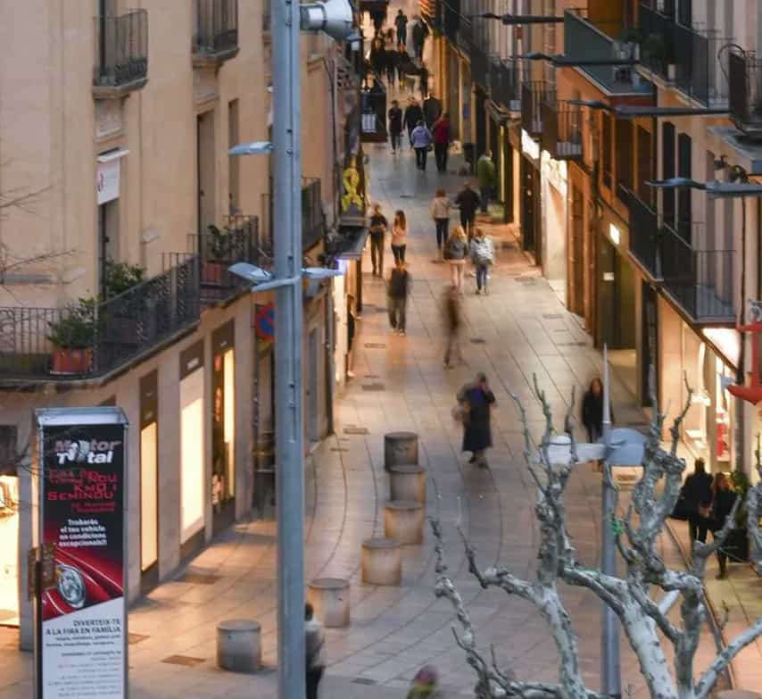 Calle peatonal con comercios y terrazas