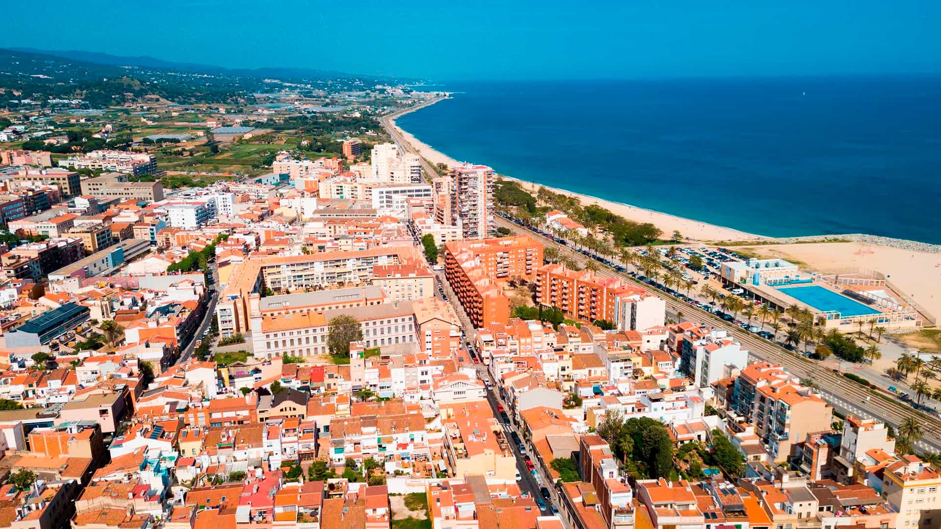Vista aérea de una ciudad costera del Maresme junto al mar