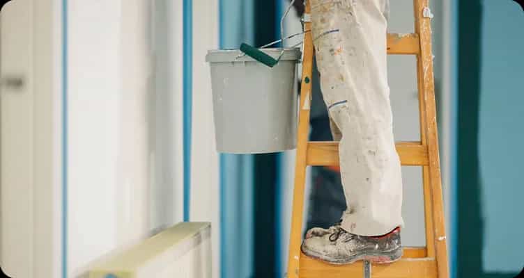 Pintor en una escalera durante una reforma
