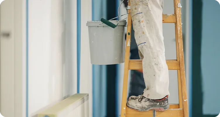 Pintor en una escalera durante una reforma
