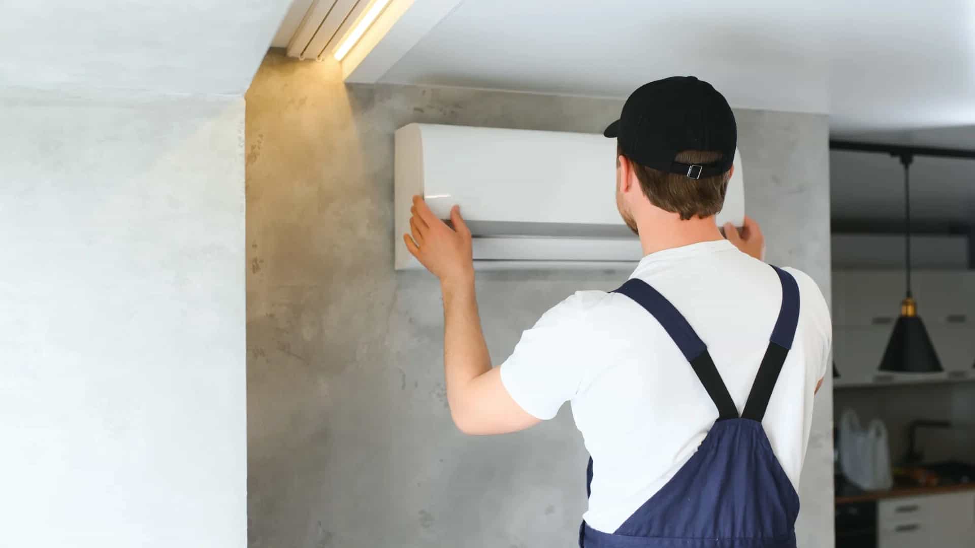 Técnico instalando un aire acondicionado split en una vivienda