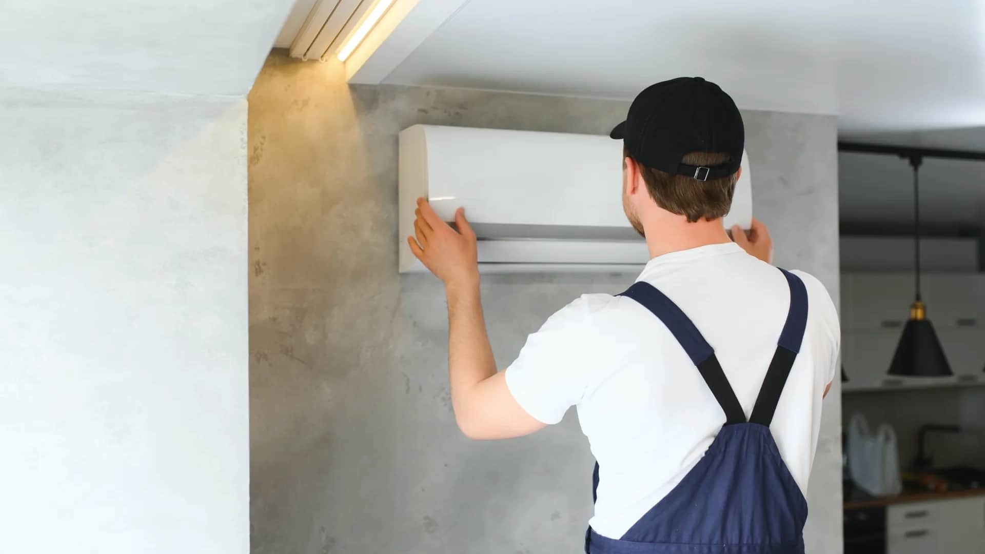 Técnico instalando un aire acondicionado split en una vivienda