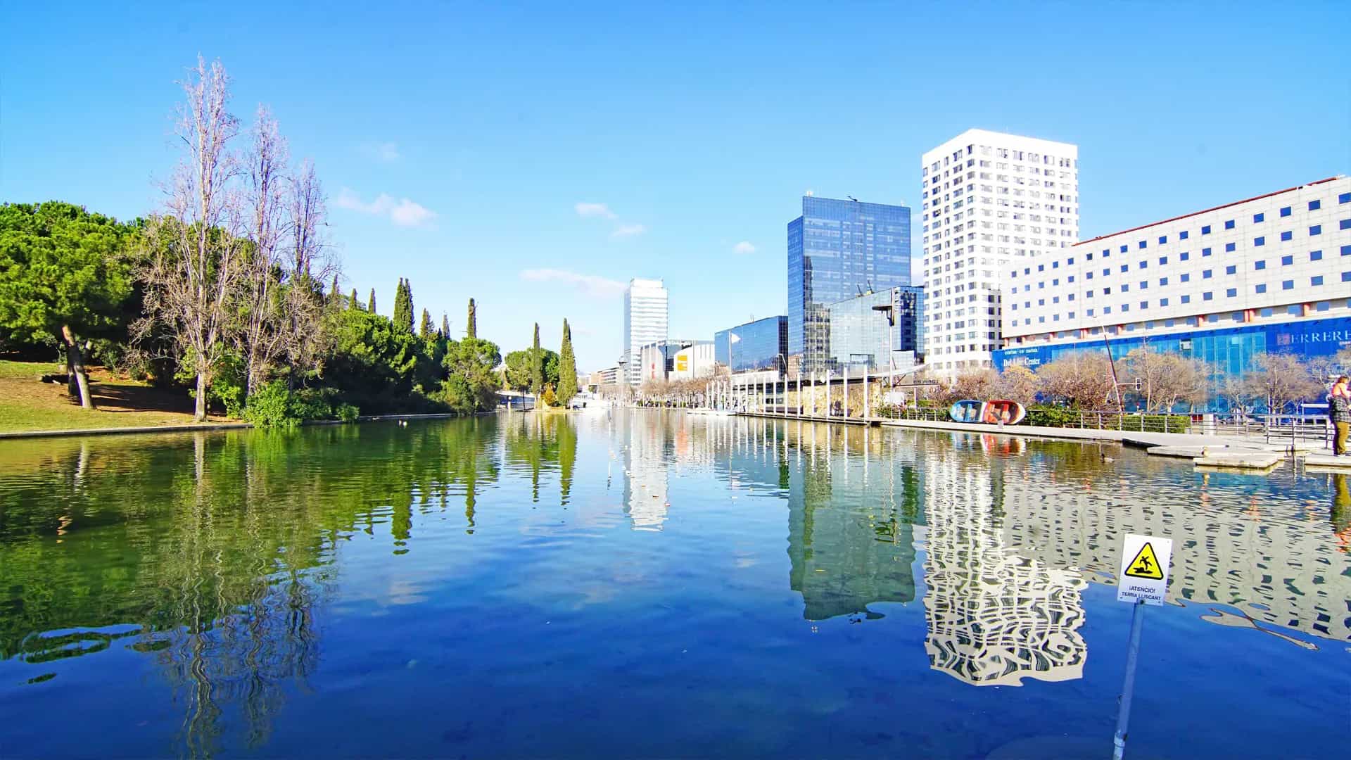 Edificios modernos reflejados en un lago