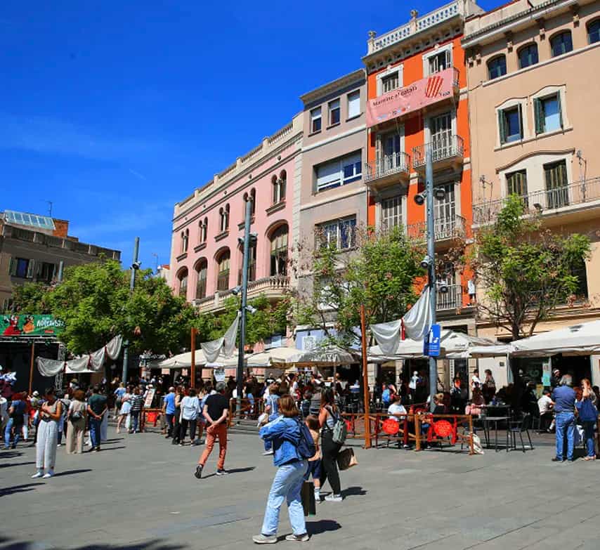 Plaza con terrazas y edificios de colores