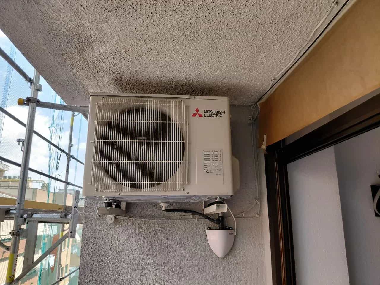 Unidad exterior de aire acondicionado Mitsubishi Electric instalada en un balcón