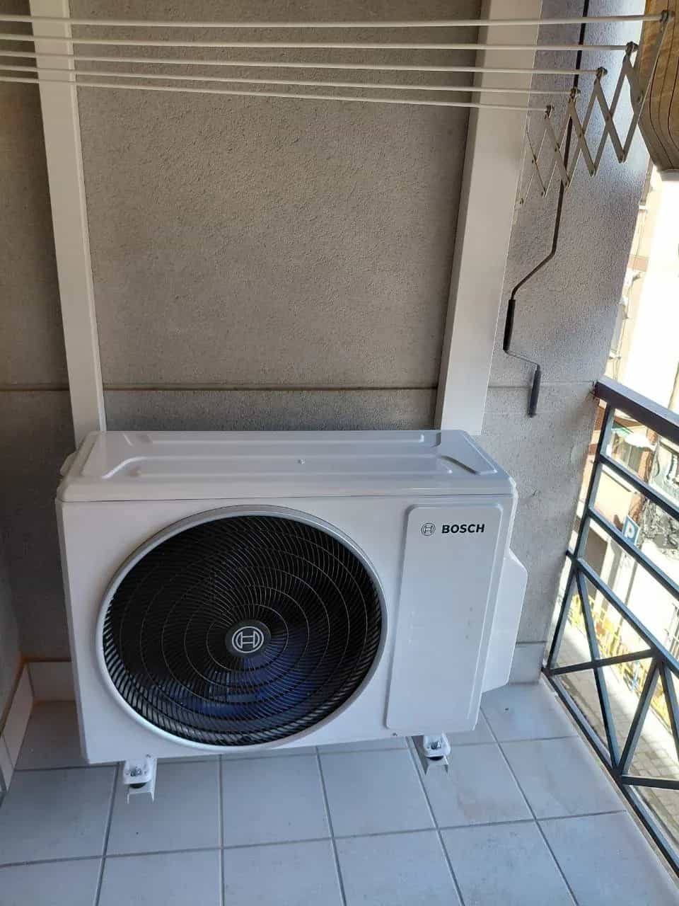 Unidad exterior de aire acondicionado instalada en una terraza de Barcelona sin ser visible desde la calle