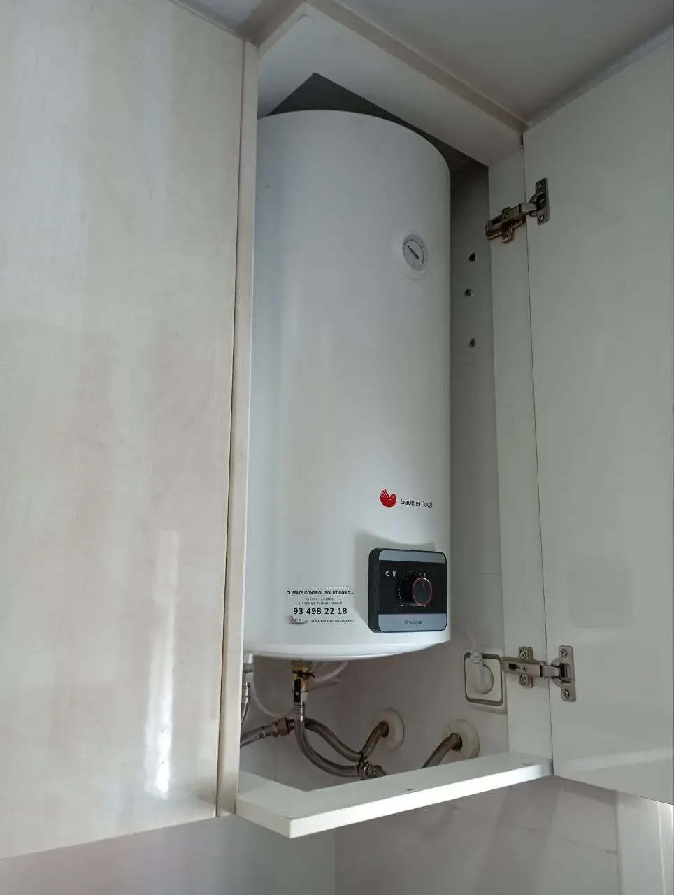 Termo eléctrico instalado dentro de un armario – trabajo real de Climate Control Solutions en Barcelona